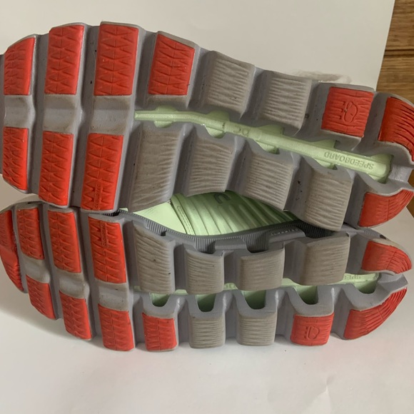 Men’s on cloud sneaker, only wore once. - Picture 3 of 4